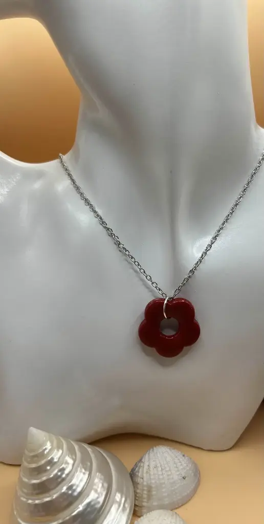 Collier fleur rouge argenté